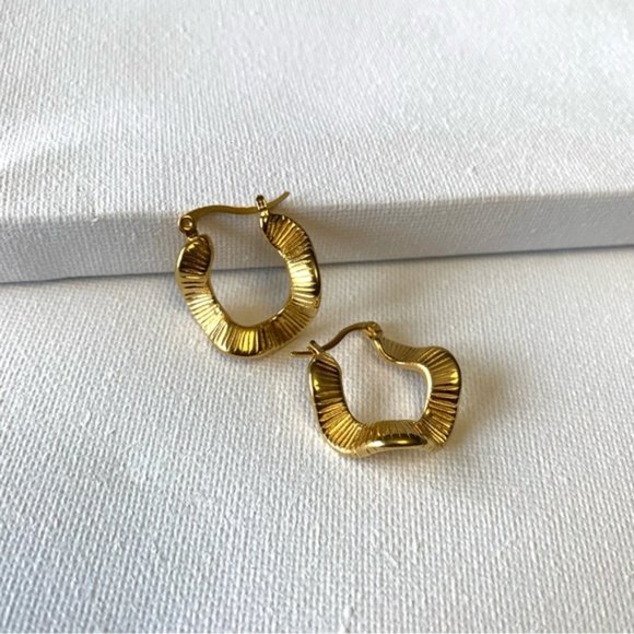 18k Gold Plated Fold Geometric Classic Twist Hoop Earrings - Picture 8 of 11